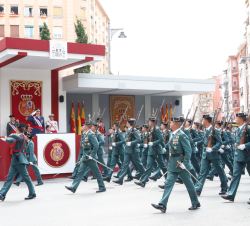 Sus Majestades los Reyes al paso de un Batallón de alumnos de la Guardia Civil