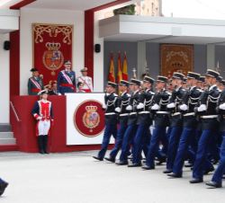 Sus Majestades los Reyes al paso de una Compañía de la Gendarmería Nacional Francesa