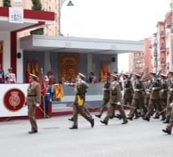 Sus Majestades los Reyes al paso de un Batallón mixto del Ejército de Tierra