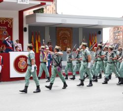 Sus Majestades los Reyes al paso de la Legión