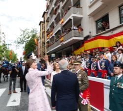Sus Majestades los Reyes saludan al público asistente al desfile