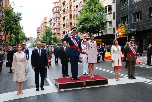 Sus Majestades los Reyes reciben honores a su llegada al acto