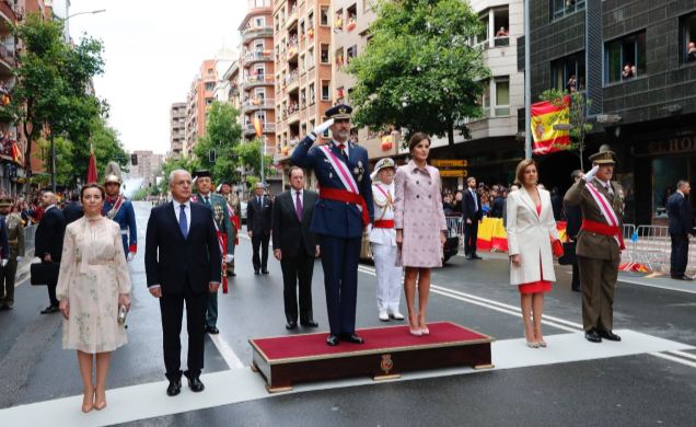 Sus Majestades los Reyes reciben honores a su llegada al acto