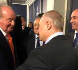 Su Majestad el Rey Don Juan Carlos es recibido a su llegada por el presidente de la Real Federación Española de Fútbol, Luis Manuel Rubiales; el presi