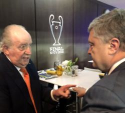 Su Majestad el Rey Don Juan Carlos conversa, momentos antes del partido, con el presidente de Ucrania, Petro Poroshenko
