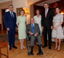 Sus Majestades los Reyes y Sus Majestades los Reyes Don Juan Carlos y Doña Sofía, acompañados de Su Majestad Margareta, Custodia de la Corona de Ruman
