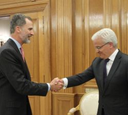 Su Majestad el Rey recibe el saludo del secretario de Estado de Asuntos Exteriores, Ildefonso Castro López