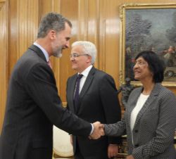 Su Majestad el Rey recibe el saludo de la presidenta de la ICDP (Sudáfrica)
