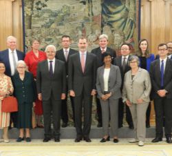 Su Majestad el Rey junto  a los comisarios de la Comisión contra la Pena de Muerte