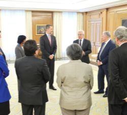 Don Felipe conversa con los comisarios de la Comisión contra la Pena de Muerte