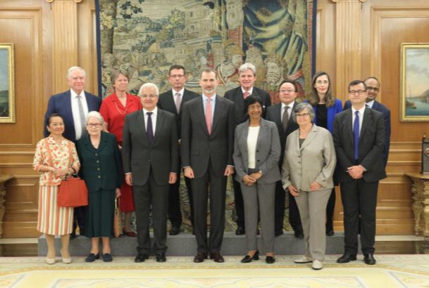 Su Majestad el Rey junto  a los comisarios de la Comisión contra la Pena de Muerte