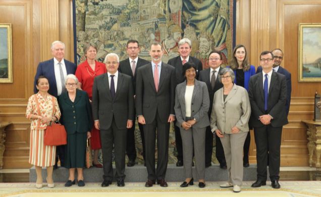 Su Majestad el Rey junto  a los comisarios de la Comisión contra la Pena de Muerte
