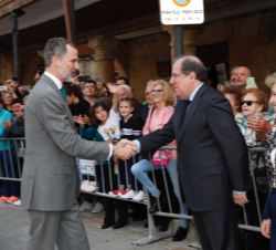 Su Majestad el Rey recibe el saludo del presidente de la Junta de Castilla y León, Juan Vicente Herrera