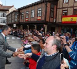 Don Felipe recibe el saludo de los vecinos de Aguilar de Campoo que le esperaban a su llegada