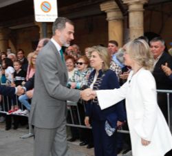 Su Majestad el Rey recibe el saludo de la alcaldesa de Aguilar de Campoo, María José Ortega