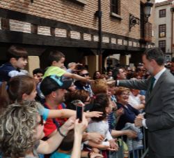 Su Majestad el Rey saluda a su llegada a la ciudadanía congregada en los aledaños del Ayuntamiento