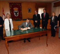 Su Majestad el Rey firma en el libro de honor del Ayuntamiento de Aguilar de Campoo