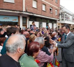 Su Majestad el Rey recibe el saludo de la ciudadanía congregada a su salida del Ayuntamiento