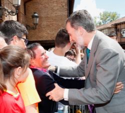 Don Felipe, en su recorrido por las calles de Aguilar de Campoo, recibe el saludo del veterano atleta Mariano Haro