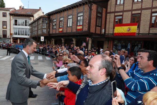 Don Felipe recibe el saludo de los vecinos de Aguilar de Campoo que le esperaban a su llegada