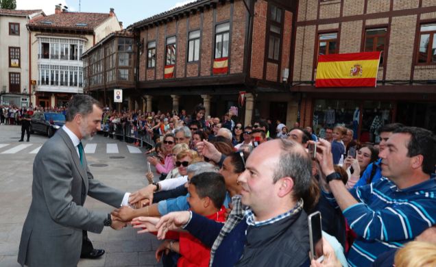 Don Felipe recibe el saludo de los vecinos de Aguilar de Campoo que le esperaban a su llegada