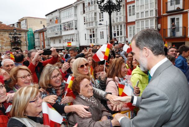 Su Majestad el Rey recibe el saludo de los ciudadanos de Reinosa