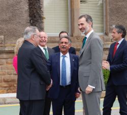 Don Felipe conversa con las autoridades antes de comenzar la visita