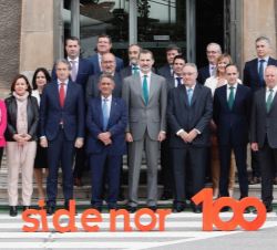 Su Majestad el Rey junto a las autoridades y integrantes del equipo directivo de SIDENOR