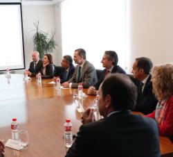 Don Felipe en la Sala Juntas durante la presentación de la compañía a cargo del presidente de SIDENOR