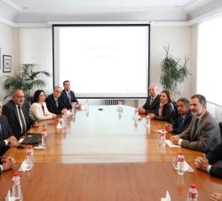 Don Felipe en la Sala Juntas durante la presentación de la compañía a cargo del presidente de SIDENOR