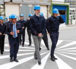 Don Felipe al comienzo de su visita a las instalaciones de SIDENOR