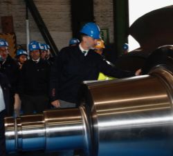 Su Majestad el Rey contempla un cigüeñal durante su visita a las instalaciones de SIDENOR