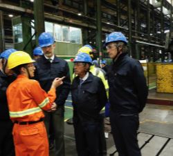 Su Majestad el Rey durante su visita a las instalaciones de SIDENOR