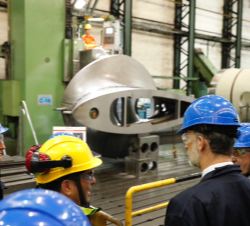 Su Majestad el Rey durante su visita a las instalaciones de SIDENOR