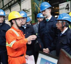 Su Majestad el Rey durante su visita a las instalaciones de SIDENOR