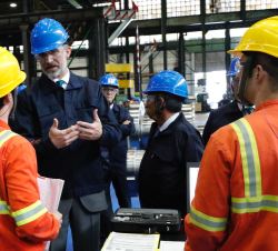 Su Majestad el Rey durante su visita a las instalaciones de SIDENOR