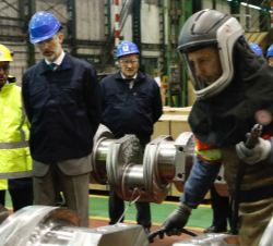 Su Majestad el Rey durante su visita a las instalaciones de SIDENOR