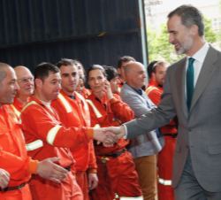 Su Majestad el Rey recibe el saludo de trabajadores de SIDENOR en su visita a las instalaciones