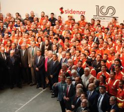 Don Felipe con trabajadores de SIDENOR