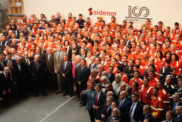 Don Felipe con trabajadores de SIDENOR