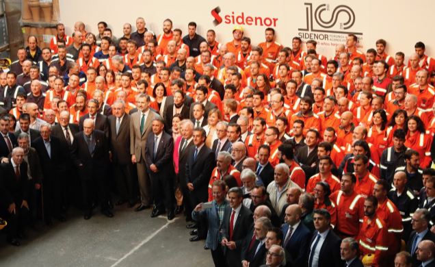 Don Felipe con trabajadores de SIDENOR