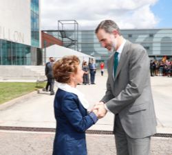 Su Majestad el Rey recibe el saludo de la presidenta de Galletas Gullón, María Teresa Rodríguez 