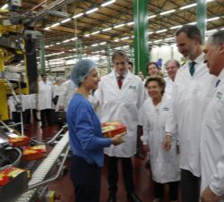 Su Majestad el Rey durante su visita a las instalaciones de Galletas Gullón