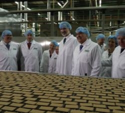 Su Majestad el Rey durante su visita a las instalaciones de Galletas Gullón