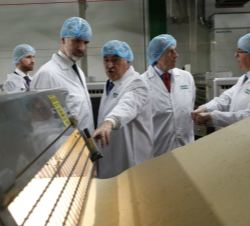 Su Majestad el Rey durante su visita a las instalaciones de Galletas Gullón