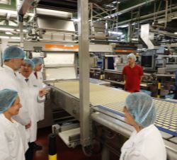 Su Majestad el Rey durante su visita a las instalaciones de Galletas Gullón