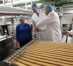 Su Majestad el Rey durante su visita a las instalaciones de Galletas Gullón