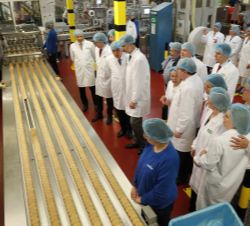 Su Majestad el Rey durante su visita a las instalaciones de Galletas Gullón