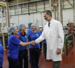 Su Majestad el Rey recibe el saludo de una trabajadora durante su visita a las instalaciones de Galletas Gullón