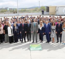 Su Majestad el Rey con las autoridades y empleados de Galletas Gullón